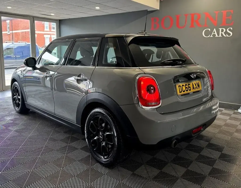 Usado Mini Cooper Hatch 136 CV (100 kW) 2016 Gris Utilitario