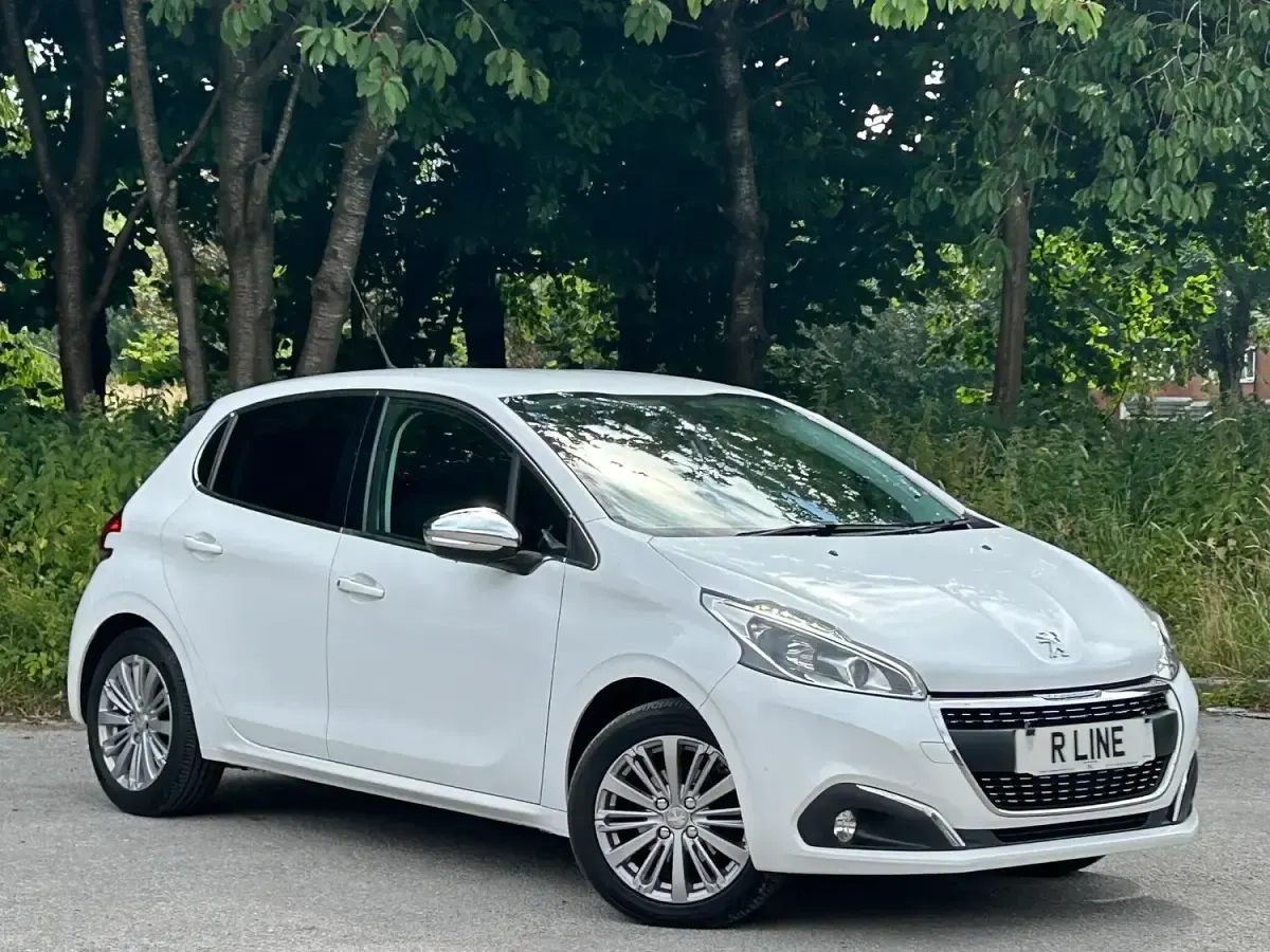 Used Peugeot 208 Allure 2016 White Hatchback