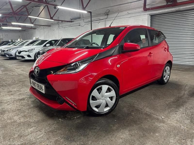 Begagnad Toyota Aygo X-play 69 HK (50 kW) 2017 Röd Halvkombi
