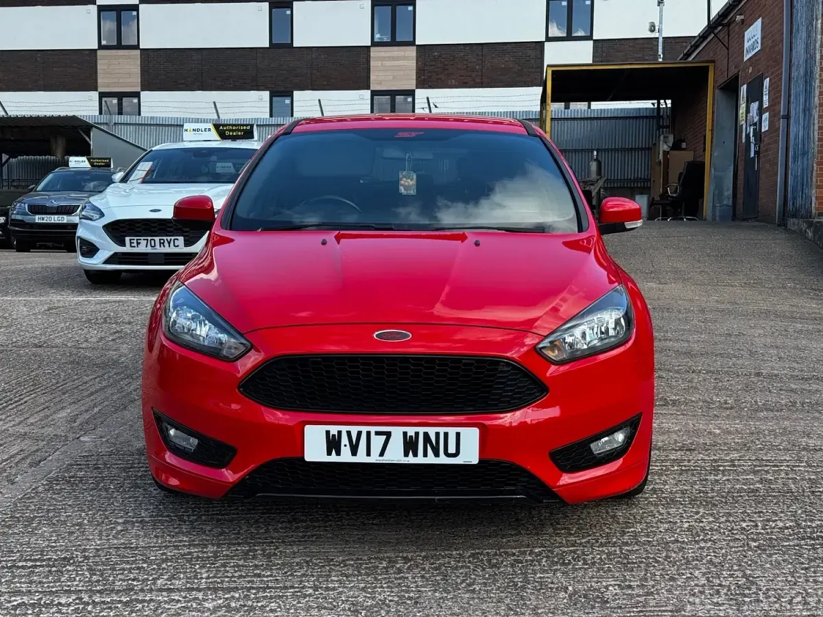 Used Ford Focus ST-Line 118 HP (86 kW) 2017 Red Hatchback