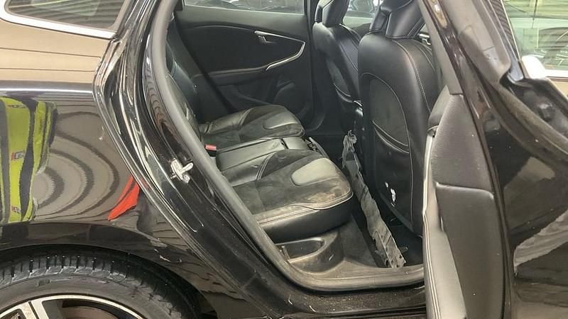 Used Volvo V40 R-Design 120 HP (88 kW) 2017 Black Hatchback