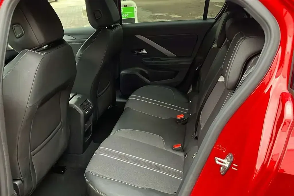 Używany Vauxhall Astra S 131 KM (96 kW) 2024 Czerwony Hatchback