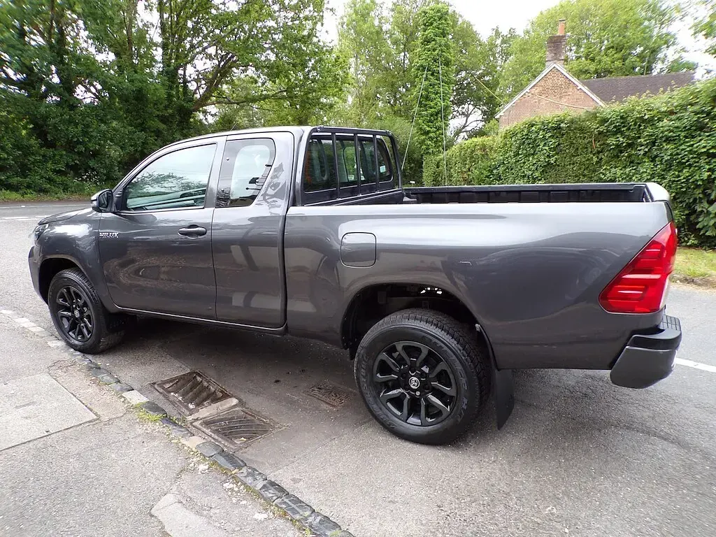 Used Toyota HiLux Active 150 HP (110 kW) 2021 Grey Pickup