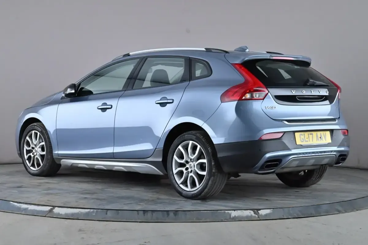 Begagnad Volvo V40 Pro 152 HK (111 kW) 2017 Blå Halvkombi