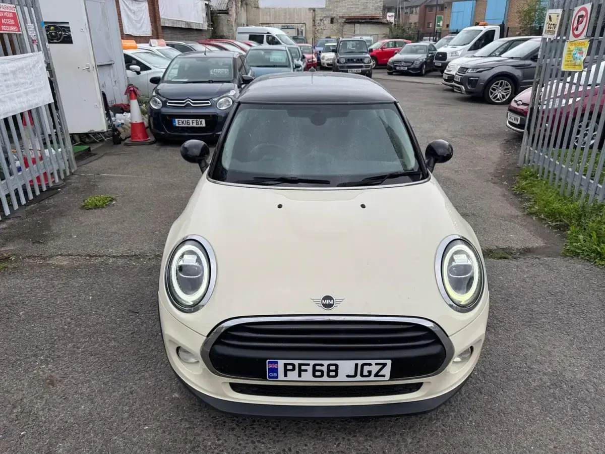 Used Mini Cooper Classic 2018 White Hatchback