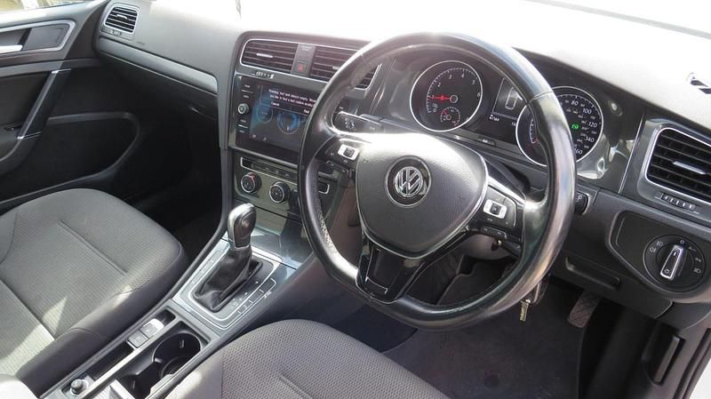 Begagnad VW Golf VII Match 2019 Vit Halvkombi