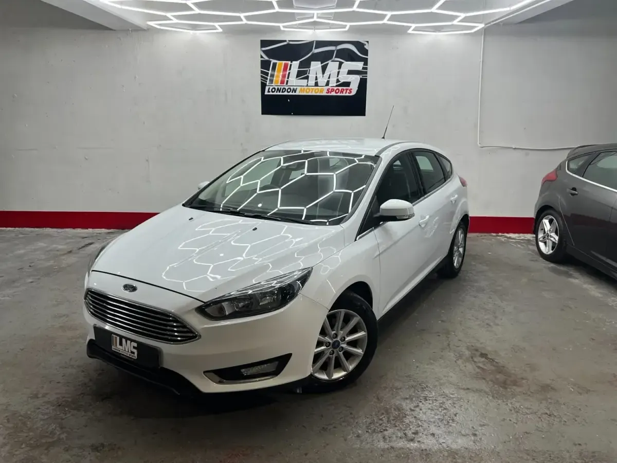 Begagnad Ford Focus Titanium 125 HK (91 kW) 2016 Vit Halvkombi