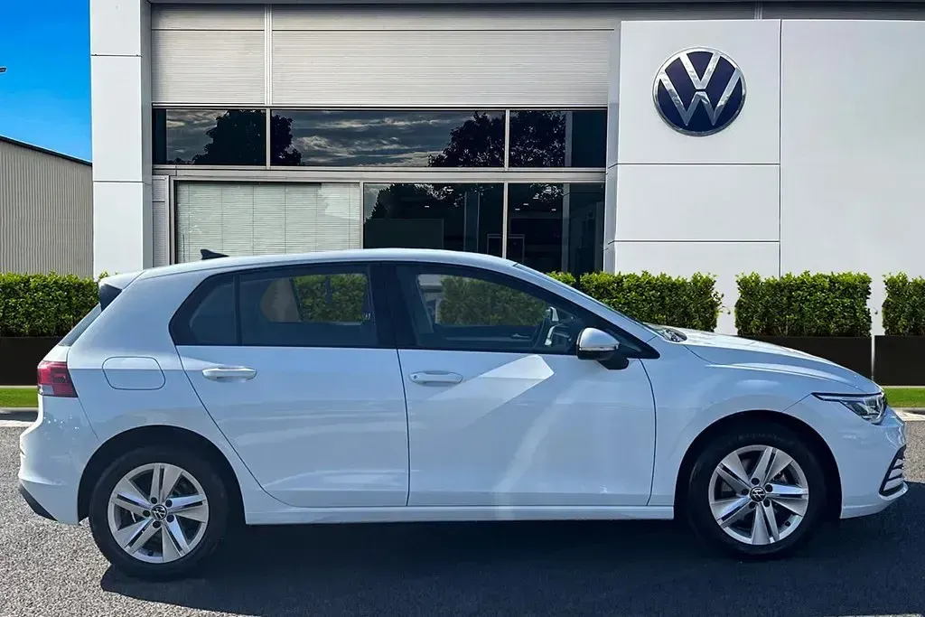 Usado VW Golf VIII Life 130 HP (95 kW) 2022 Branco Citadino