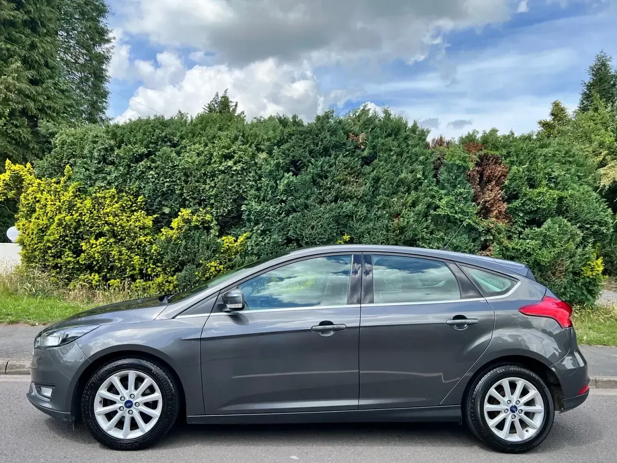Used Ford Focus Titanium 120 HP (88 kW) 2015 Grey Hatchback