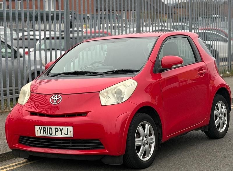 Used Toyota iQ 68 HP (50 kW) 2010 Red Hatchback