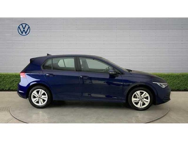 Second-hand VW Golf VIII Life 150 CP (110 kW) 2023 Albastru Hatchback