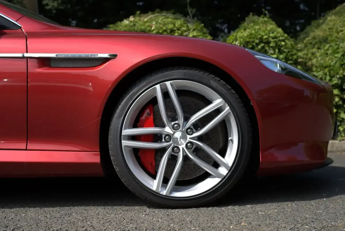 Used Aston Martin DB9 510 HP (375 kW) 2015 Red Coupe