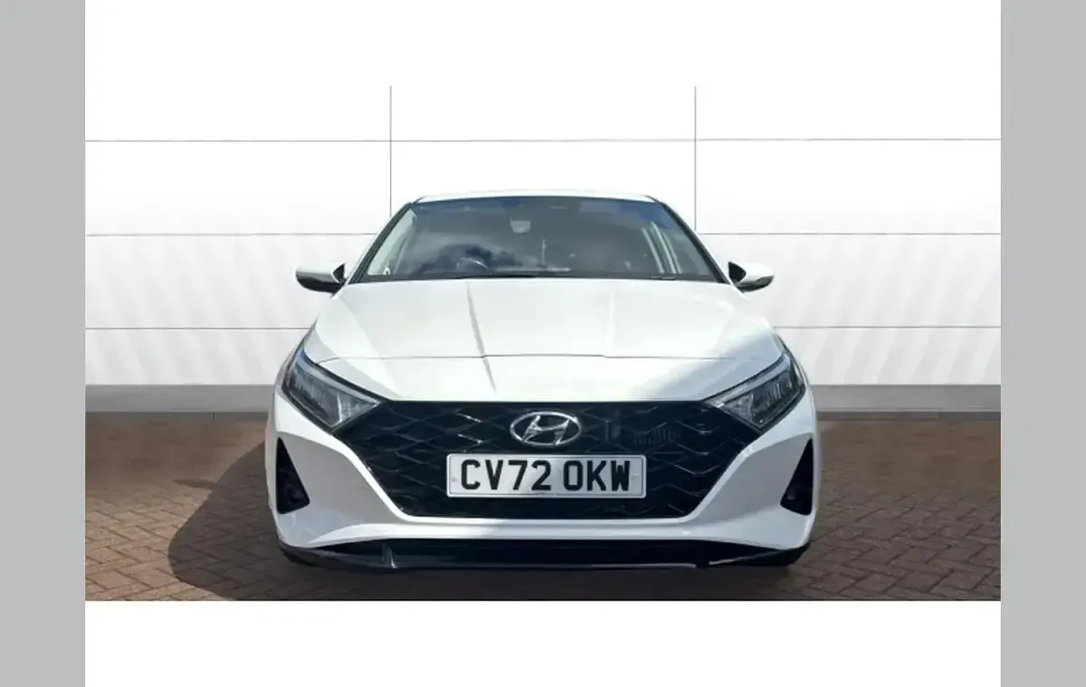 Used Hyundai i20 Premium 100 HP (73 kW) 2022 White Hatchback