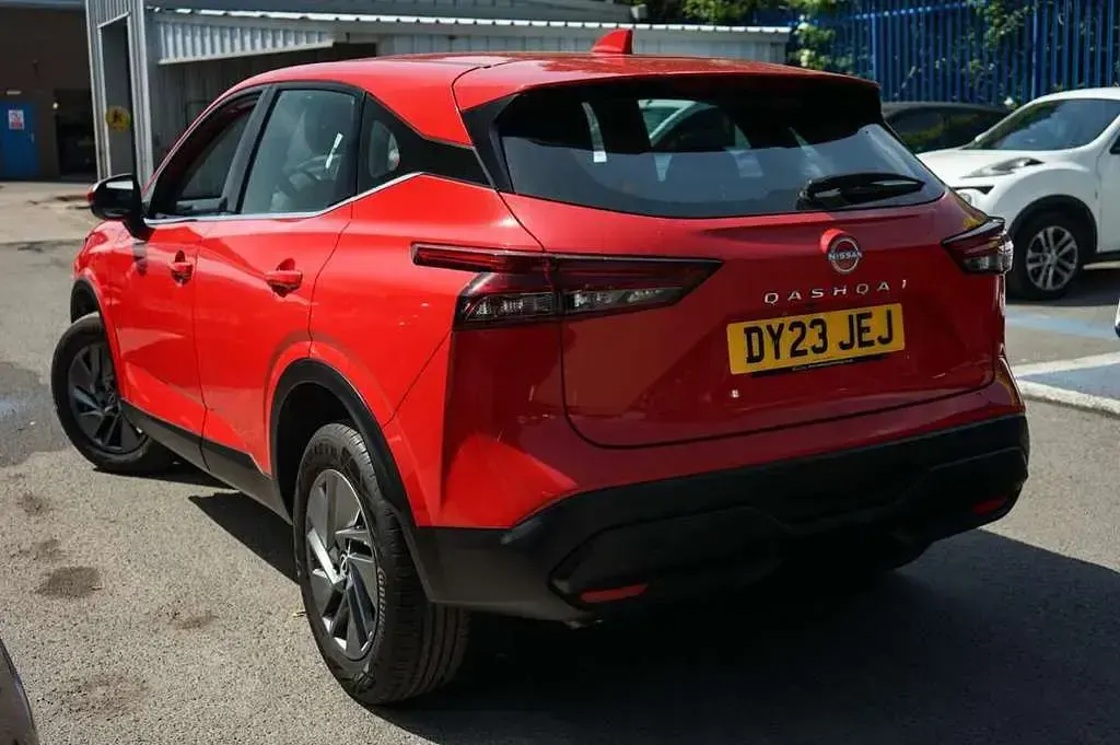 Used Nissan Qashqai Acenta Premium 155 HP (114 kW) 2023 Red SUV