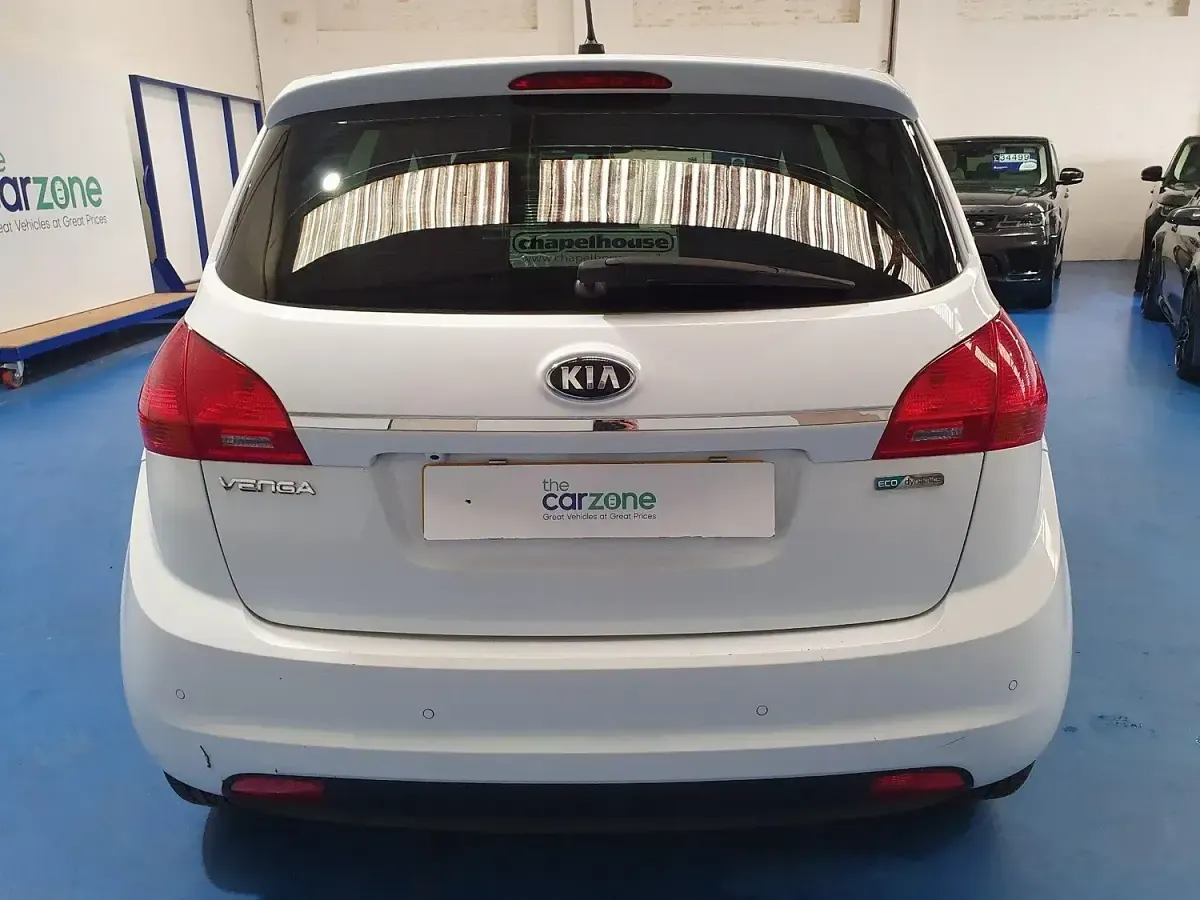 Used Kia Venga 125 HP (91 kW) 2016 White Hatchback