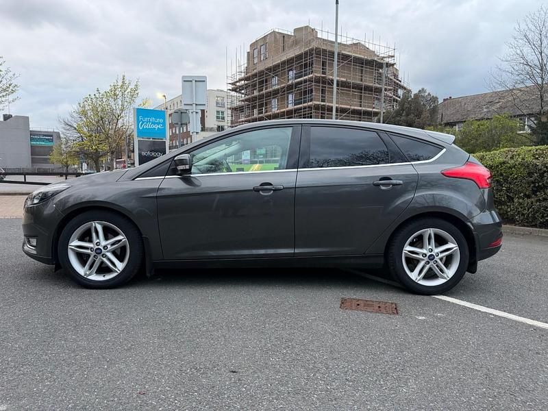 Begagnad Ford Focus Titanium 125 HK (91 kW) 2017 Grå Halvkombi