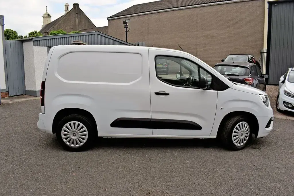 Used Vauxhall Combo Sportive 100 HP (73 kW) 2022 White MPV