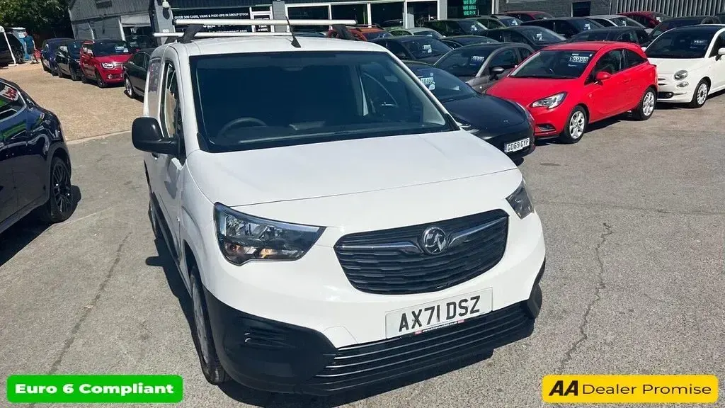 Used Vauxhall Combo 100 HP (73 kW) 2022 White MPV