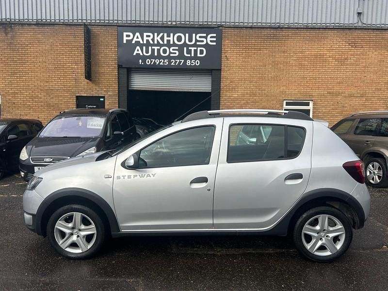 Silver Used 2014 Dacia Sandero Lauréate Hatchback | £3,990 (Fair price) - Image 1/4