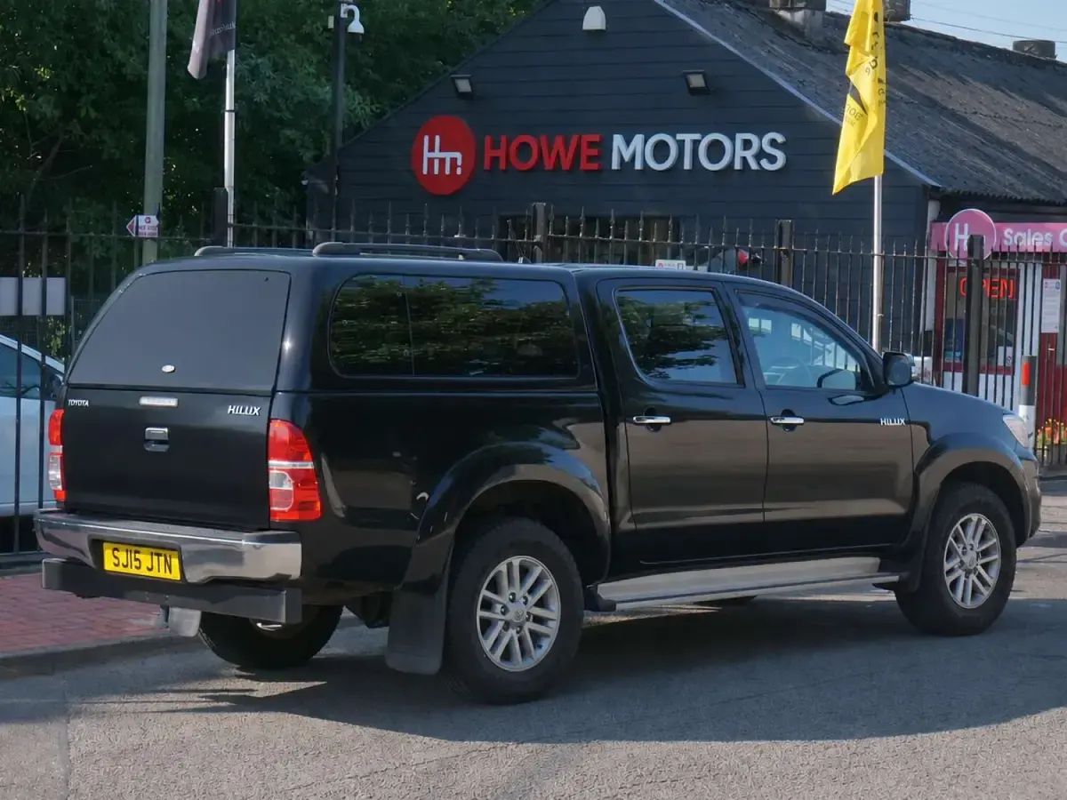 Used Toyota HiLux 144 HP (105 kW) 2015 Black Pickup