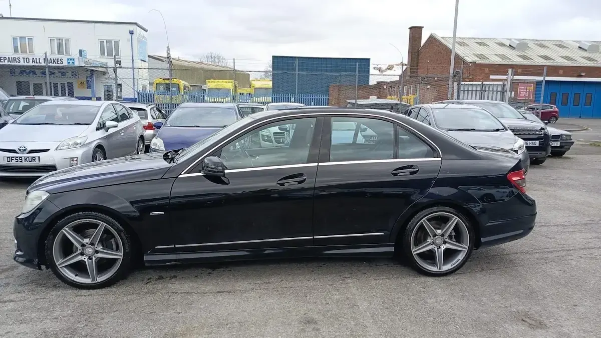 Käytetty Mercedes C180 2010 Musta Sedan