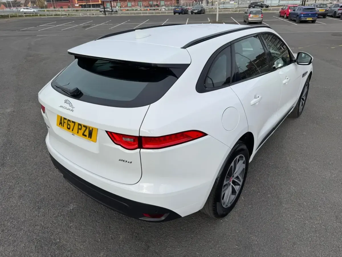 Usado Jaguar F-Pace R-Sport 180 HP (132 kW) 2017 Branco SUV