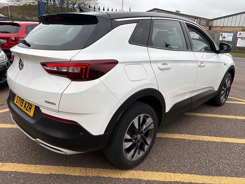 Used Vauxhall Grandland X Sport 130 HP (95 kW) 2019 White SUV