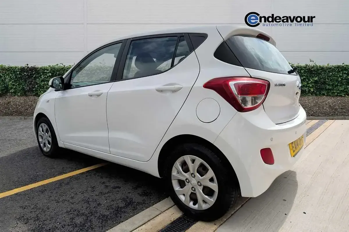 Used Hyundai i10 SE 83 HP (61 kW) 2014 White Hatchback