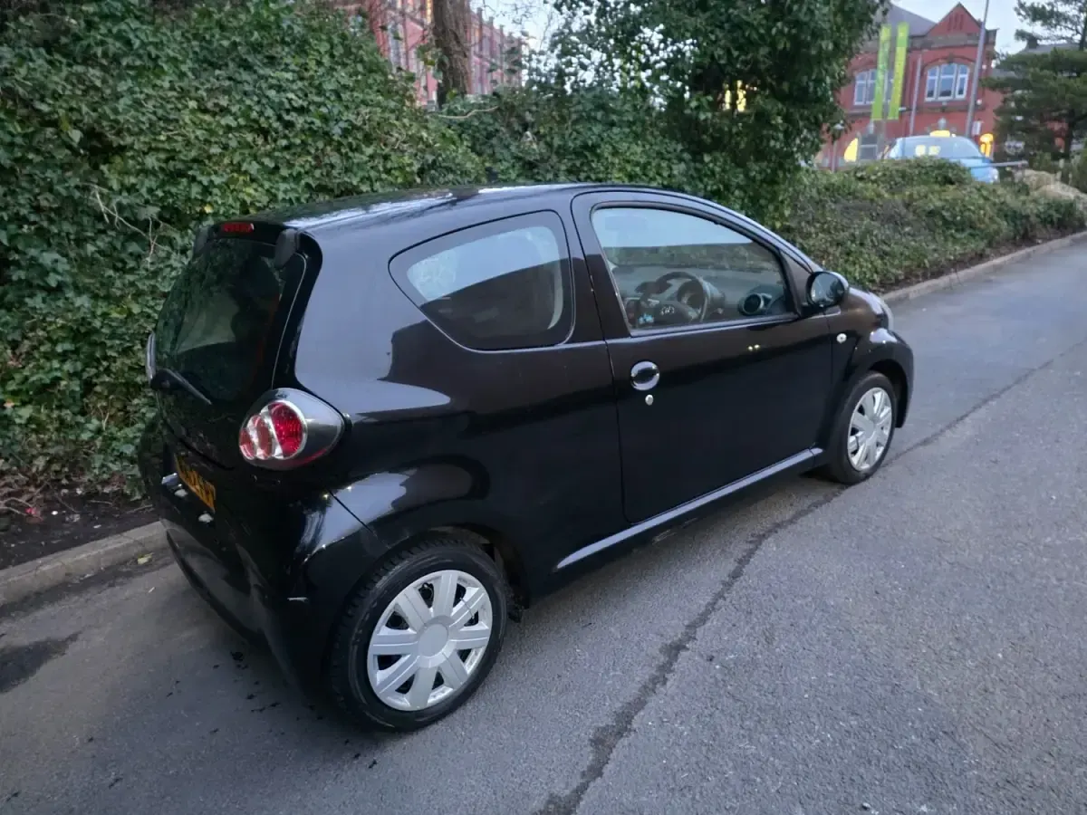 Usado Toyota Aygo 68 HP (50 kW) 2012 Preto Citadino
