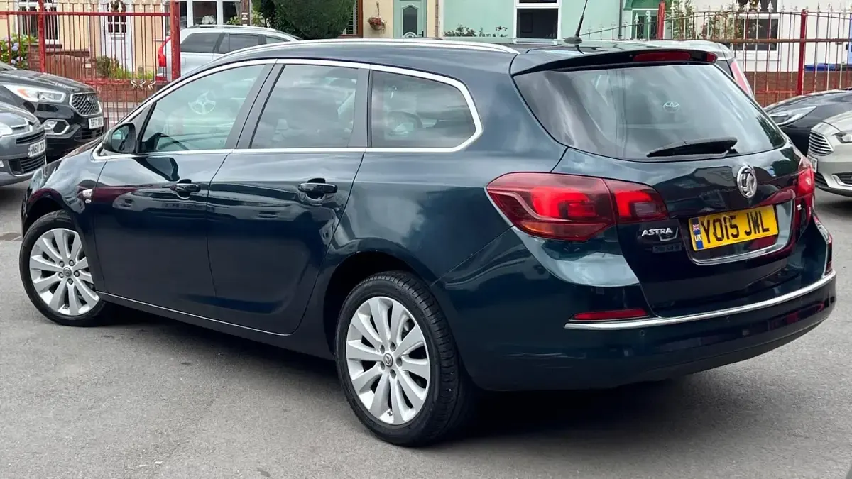 Used Vauxhall Astra Elite 115 HP (84 kW) 2015 Green Estate