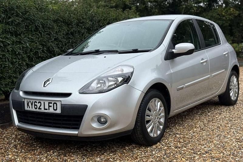 Used Renault Clio IV Expression+ 75 HP (55 kW) 2013 Silver Hatchback
