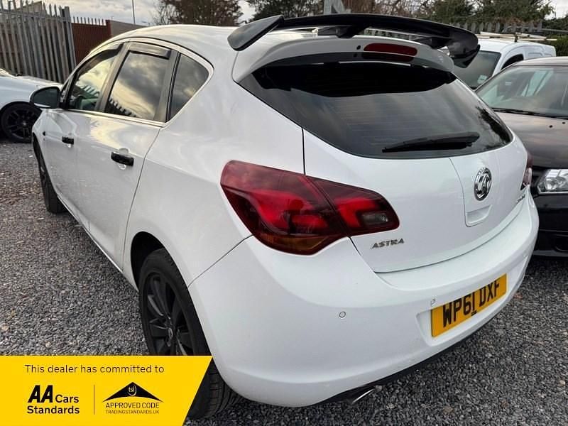 Used Vauxhall Astra Elite 165 HP (121 kW) 2011 White Hatchback