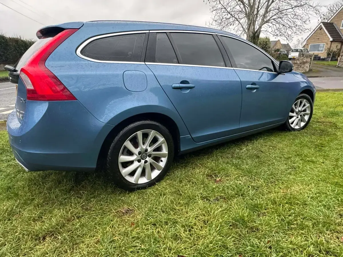 Usado Volvo V60 SE Lux 2015 Azul Carrinha