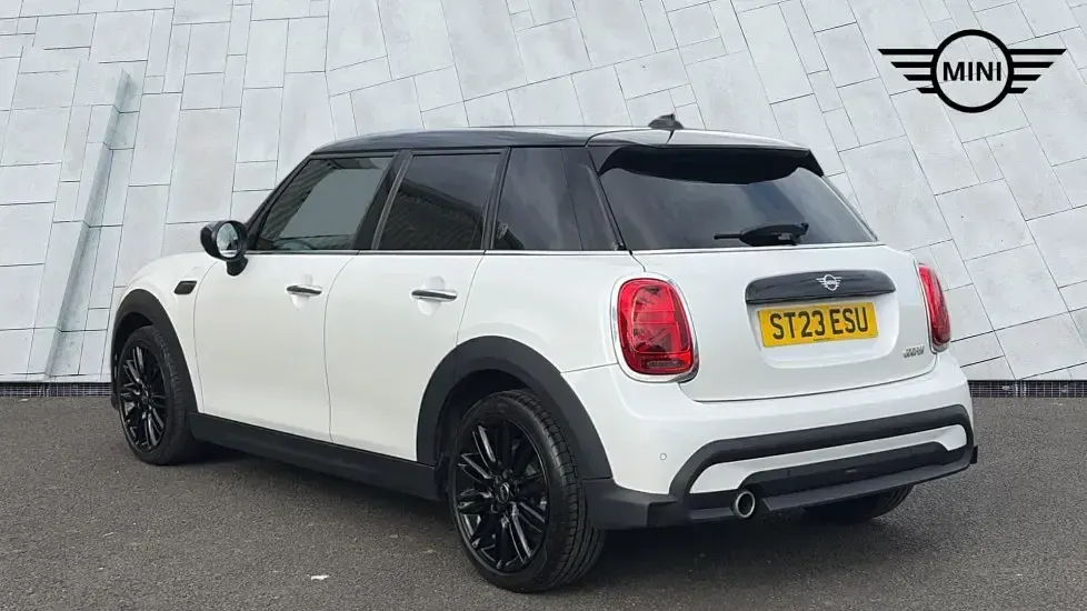Używany Mini Cooper Exclusive 134 KM (98 kW) 2023 Biały Hatchback