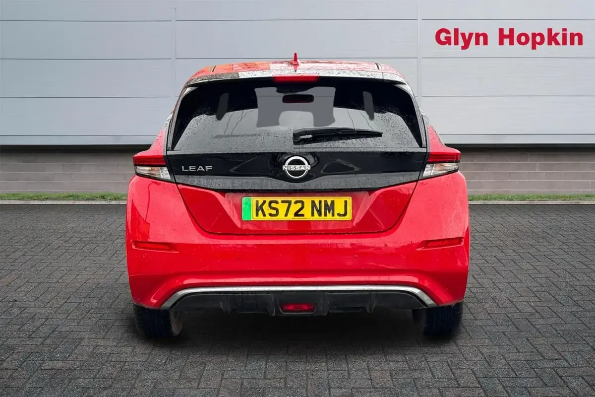 Begagnad Nissan Leaf Tekna 110 kW (150 HK) 2022 Röd Halvkombi