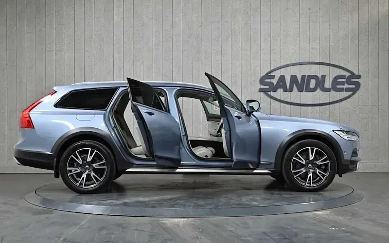 Used Volvo V90 CC Pro 235 HP (172 kW) 2017 Blue Estate