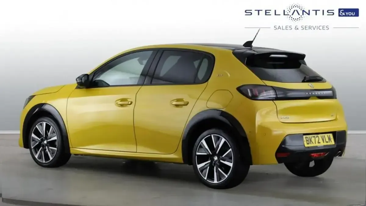Used Peugeot 208 GT 99 HP (72 kW) 2022 Yellow Hatchback