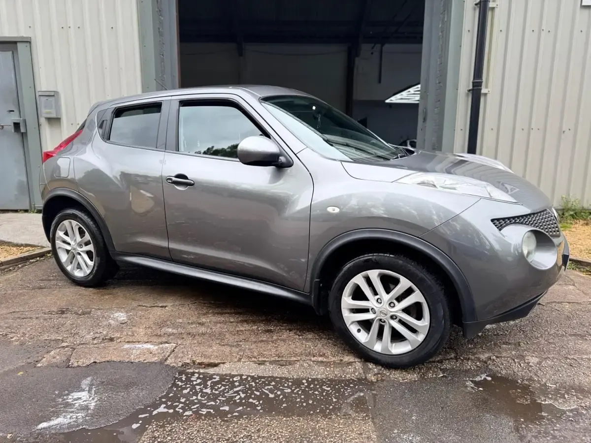 Usado Nissan Juke Acenta 110 HP (80 kW) 2011 Cinzento SUV