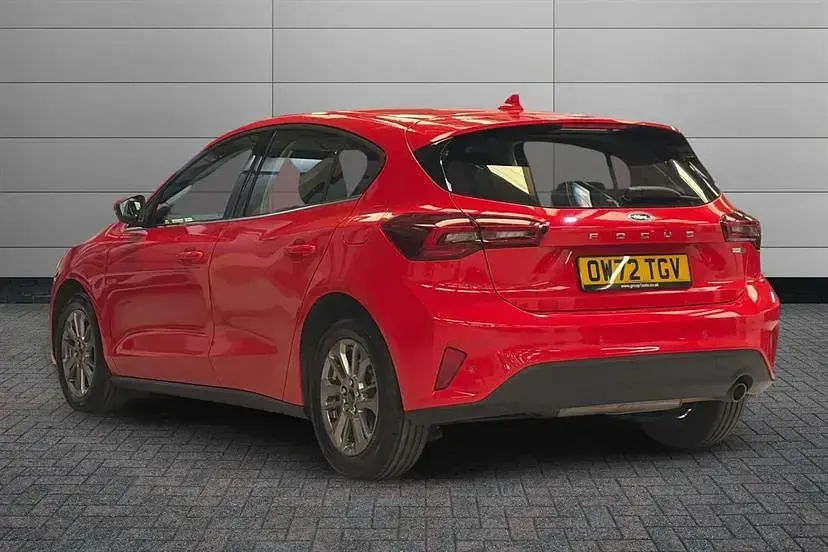 Gebraucht Ford Focus Titanium 125 PS (91 kW) 2023 Rot Kleinwagen