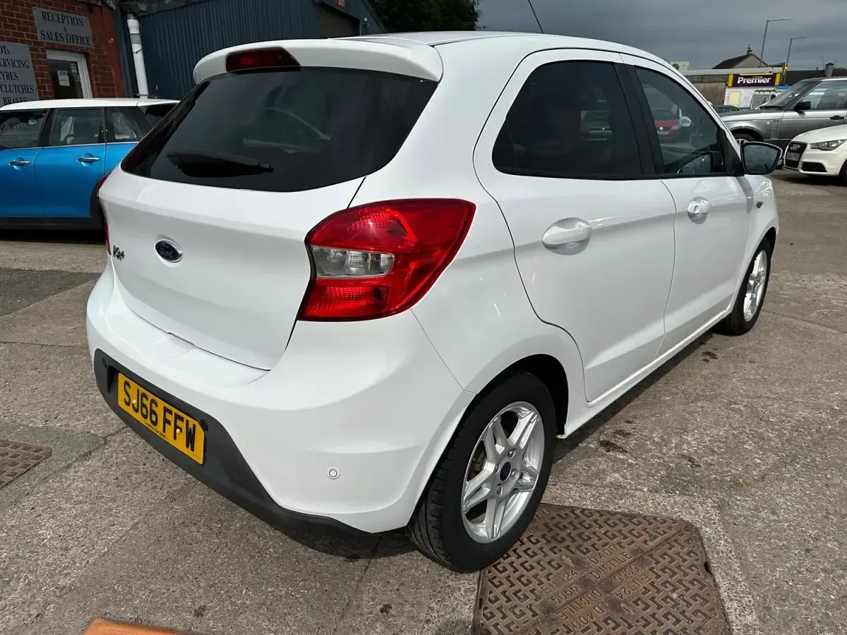 Used Ford Ka Plus Zetec 85 HP (62 kW) 2016 White Hatchback