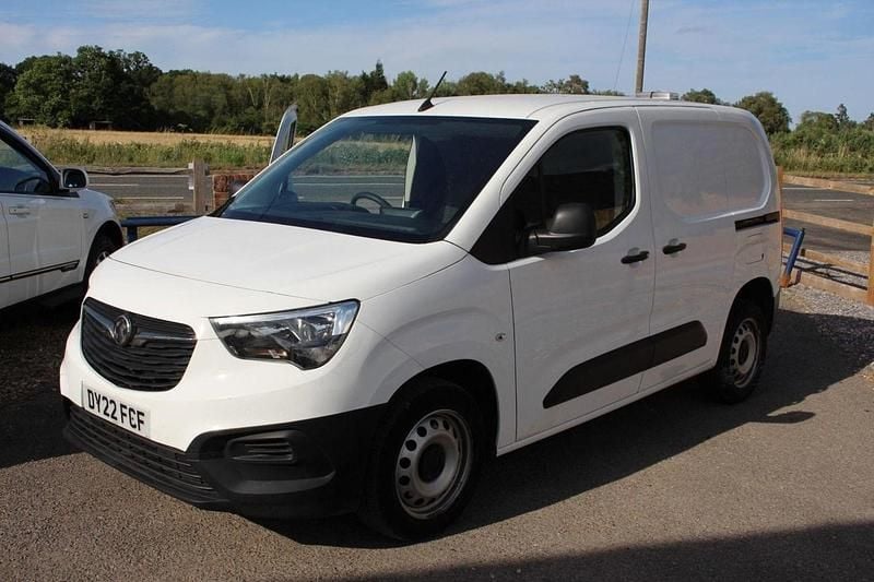 White Used 2022 Vauxhall Combo MPV | £8,495 (Good price) - Image 1/4