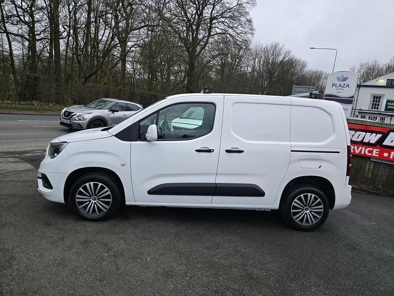 Used Vauxhall Combo Sportive 100 HP (73 kW) 2021 White MPV