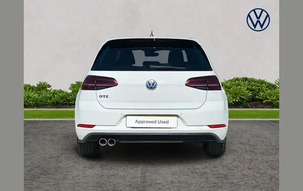 Used VW Golf VIII Advance 200 HP (147 kW) 2020 White Hatchback