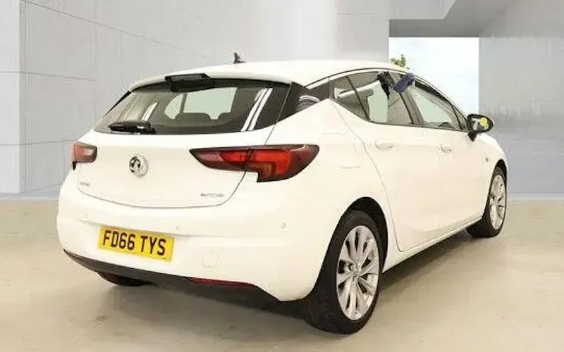 Used Vauxhall Astra 105 HP (77 kW) 2016 White Hatchback