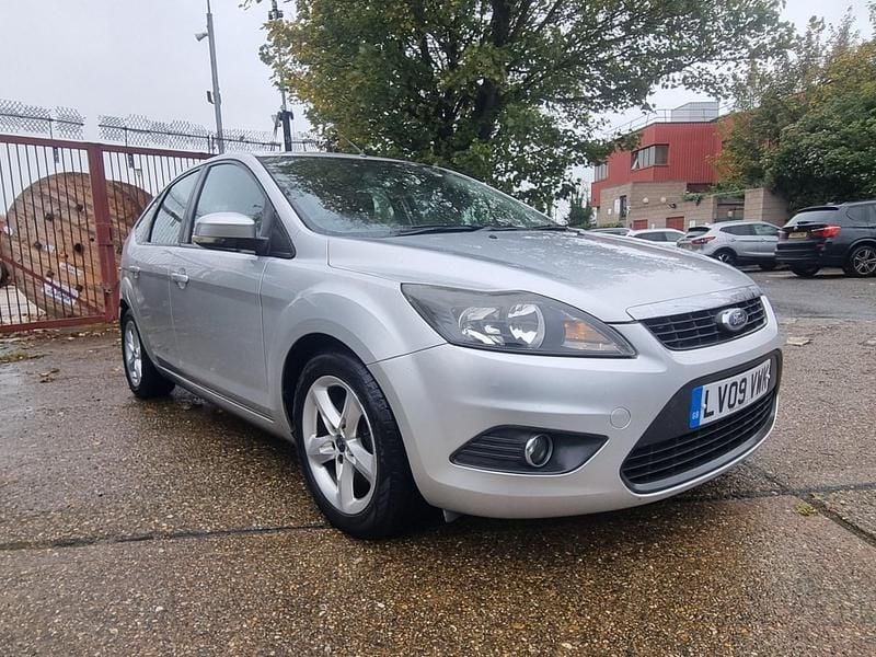 Silver Used 2009 Ford Focus Zetec Hatchback | £1,295 (Good price) - Image 1/4