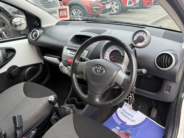 Used Toyota Aygo 68 HP (50 kW) 2013 White Hatchback