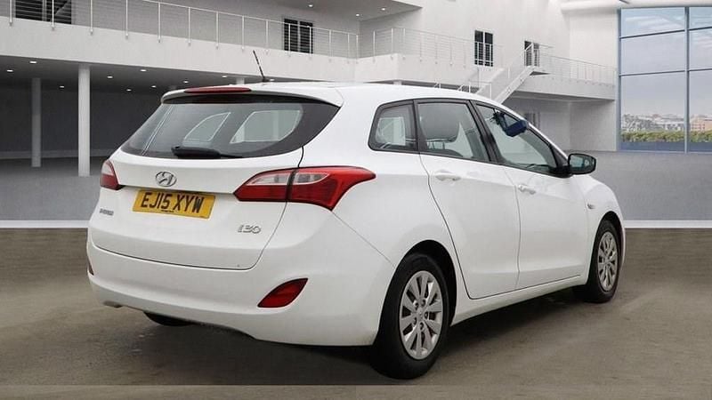 Used Hyundai i30 110 HP (80 kW) 2015 White Estate