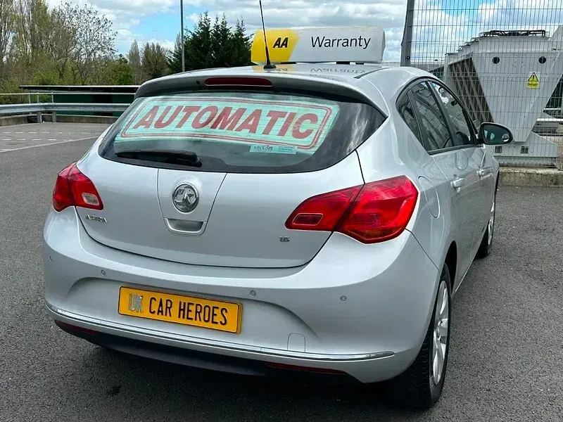 Used Vauxhall Astra Design Edition 115 HP (84 kW) 2013 Silver Hatchback