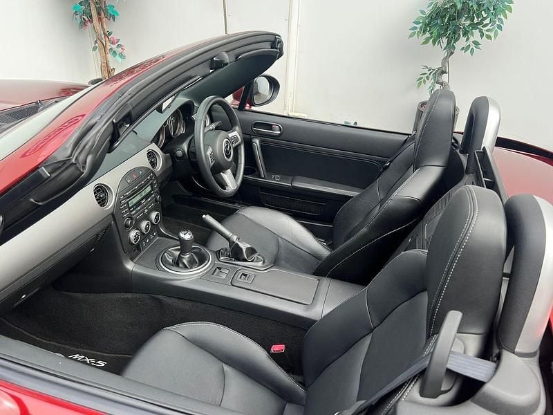 Used Mazda MX5 Inclusive 160 HP (117 kW) 2011 Red Cabriolet
