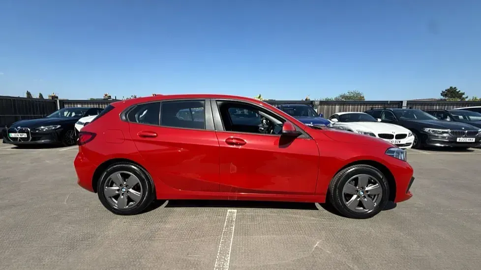Used BMW 118 Sport Line 134 HP (98 kW) 2021 Red Hatchback